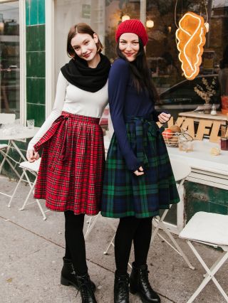 Zatoužili jste po tartanu, ale na kolové sukně vás neužije? Máme pro vás zavinovací skládanou variantu. ❤️ Tyhle...