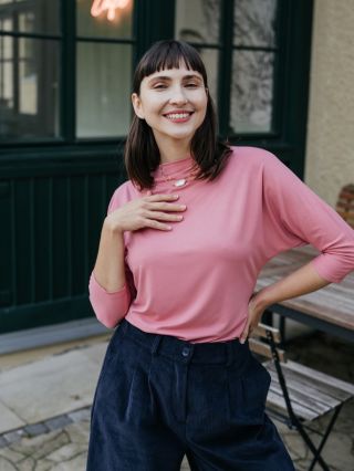 Pohodlné, ale elegantní? To zní jako klišé. Tričko Aria to ale vystihuje na 100 %. ✨ Možná i proto patří mezi naše...