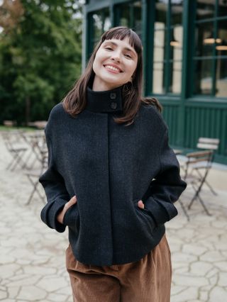 Loňský hit v letošním kabátku. ❤️ Kabát Harper se vrací! Tentokrát v tmavší antracitové, univerzální a elegantní. Střih i...