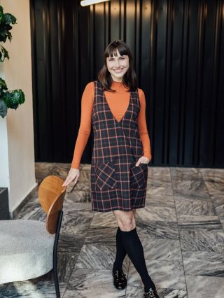 Nová kostičkovaná šatovka je tu! Má pohodlný a chic střih, nakládané kapsy a vrstvit ji je jedna velká radost. Oblečte pod...